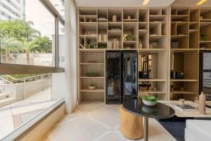 een woonkamer met een tafel en een raam bij B Homy Paraíso - Studio espaçoso c design AHZ1004 in Sao Paulo