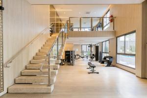 een kantoor met een trap en een fitnessruimte bij B Homy Paraíso - Studio espaçoso c design AHZ1004 in Sao Paulo