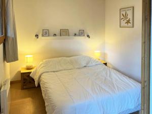 Le MélézetにあるRésidence Parc Des Airelles - APPARTEMENT PARC DES AIRELLES A5 MAE-5744のベッド1台(ランプ2つ、テーブル2台付)