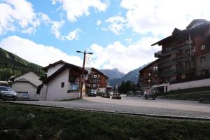 Le MélézetにあるRésidence Parc Des Airelles - APPARTEMENT PARC DES AIRELLES A5 MAE-5744の建物・山のある町の通り