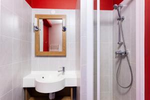 ein Badezimmer mit Waschbecken und Dusche in der Unterkunft Résidence Le Christiana - maeva Home - Appartement 2 Pièces 7 Personnes - Sélection MAE-5512 in Saint-Bon-Tarentaise