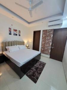 ein Schlafzimmer mit einem großen Bett in einem Zimmer in der Unterkunft Blisś 3.0 1Bedroom+Living Room+kitchen in Noida 63 in Noida