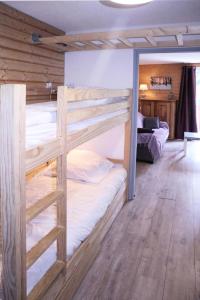 a couple of bunk beds in a room at Résidence Le Perescuelle - Studio pour 4 Personnes 834 in Le Mélézet