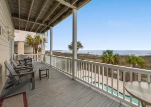 Balkon ili terasa u objektu Tropical Dunes II - Cherry Grove Oceanfront home w Pool and Elevator
