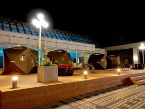 un grupo de tiendas de campaña frente a un edificio por la noche en Miyako Hotel Gifu Nagaragawa, en Gifu