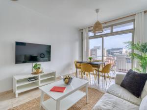 Televízia a/alebo spoločenská miestnosť v ubytovaní Canteras Sport Beach by Canariasgetaway