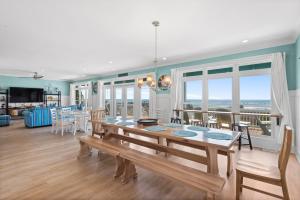 Restaurant o iba pang lugar na makakainan sa Annual Tradition Cherry Grove - Oceanfront Home with Pool Game Room Elevator