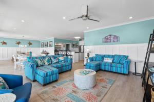 Seating area sa Annual Tradition Cherry Grove - Oceanfront Home with Pool Game Room Elevator