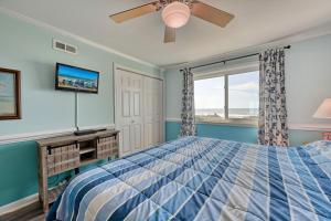 Postel nebo postele na pokoji v ubytování Ocean front Condo in Cherry Grove at A Summer Place Unit A7 + 41 fotografií