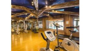 un gimnasio con equipamiento de ejercicio en una habitación en Résidence Les Alpages de Reberty - maeva Home - Appartement 3 pièces 8 pers 49 en Les Menuires