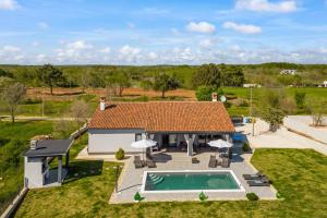Una vista aérea de una casa con piscina. en Villa My Ivana by Istrialux, en Krmed