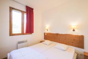 a bedroom with two white beds and a window at Résidence Le Hameau des Ecrins - maeva Home - Appartement 2 Pièces 6 Person 50 in Puy-Saint-Vincent