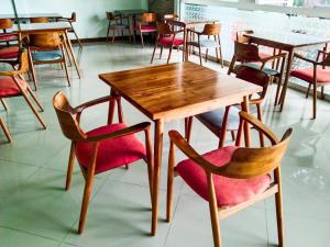 un grupo de mesas y sillas en un restaurante en Green Hayaq Hotel, en Selong