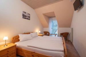 En eller flere senge i et værelse på Gästehaus "Ursula" Hotel Garni