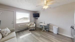 TV/trung tâm giải trí tại One Bedroom Condo Oceanfront Cherry Grove at Blue Mist Villas Unit 101