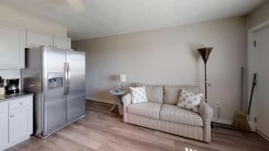 Nhà bếp/bếp nhỏ tại One Bedroom Condo Oceanfront Cherry Grove at Blue Mist Villas Unit 101