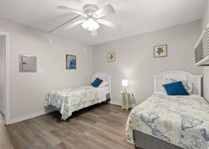 Letto o letti in una camera di Blue Mist Villas Unit 301 is a 3rd Floor Oceanfront Condo in Cherry Grove NMB