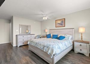 una camera da letto con un letto grande con cuscini blu di Blue Mist Villas Unit 301 is a 3rd Floor Oceanfront Condo in Cherry Grove NMB a Myrtle Beach