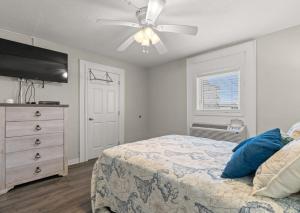 Letto o letti in una camera di Blue Mist Villas Unit 301 is a 3rd Floor Oceanfront Condo in Cherry Grove NMB