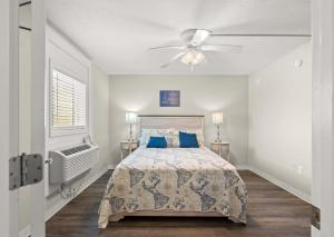 una camera da letto con un letto e un ventilatore a soffitto di Blue Mist Villas Unit 301 is a 3rd Floor Oceanfront Condo in Cherry Grove NMB a Myrtle Beach
