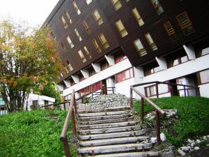アルク1600にあるRésidence Cachette - Appartement 2 pièces 4 personnes à Arc 1600 en centre station proche des pistes et des commerces MAE-2095の建物の前に階段がある建物 +10枚の写真