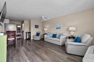 Khu vực ghế ngồi tại Blue Mist Villas Unit 103 - Oceanfront Ground Floor Condo in Cherry Grove