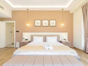 - une chambre avec un grand lit et 2 serviettes dans l'établissement FAM Living - Stunning 2 Bedroom Home In JBR, à Dubaï