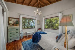1 dormitorio con 1 cama, vestidor y 2 ventanas en Luxury in the Mountains Ruby's Roost Home & Loft en Mentone