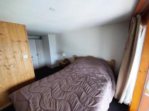 Łóżko lub łóżka w pokoju w obiekcie Résidence Vogel - Chaleureux duplex pour 4 personnes avec une très belle vue sur la vallée dans le village de Charmettoger à Arc 1800 MAE-2129