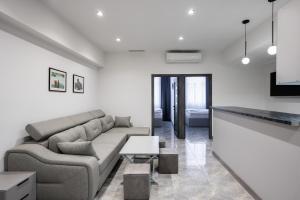 uma sala de estar com um sofá e uma mesa em RIS Central Apartments Yerevan em Yerevan