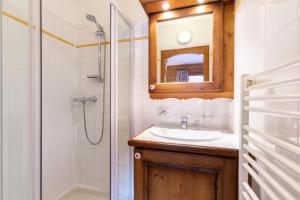 ein Badezimmer mit Waschbecken und Dusche in der Unterkunft Résidence Les Fermes du Soleil - maeva Home - Appartement 3 pièces 6 personnes - Sélection MAE-8004 in Les Carroz d'Araches + 23 Fotos