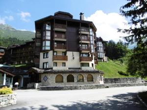 a large building on top of a hill at CHEVAL BLANC G - Appartement CHEVAL BLANC E08 pour 4 Personnes 31 in Valmorel