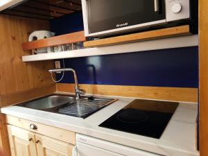 Kuchyňa alebo kuchynka v ubytovaní Résidence Cascade - Grand studio renové 3 personnes à Arc 1600 ski aux pieds et proche des commerces MAE-2144