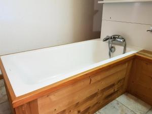 wanna w pokoju z kranem w obiekcie Résidence Cascade - Grand studio renové 3 personnes à Arc 1600 ski aux pieds et proche des commerces MAE-2144 w mieście Arc 1600
