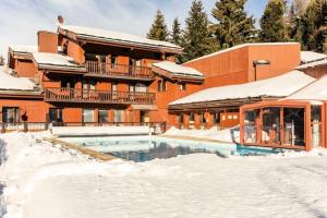a resort with a swimming pool in the snow at Résidence Plagne Lauze - maeva Home - Appartement 2 pièces 5 personnes - Confort MAE-9202 in Mâcot La Plagne