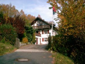 una casa al lado de una carretera en Ferienwohnung Sankt Hubertus, en Bad Berneck im Fichtelgebirge