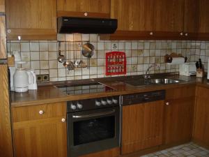 a kitchen with a stove and a sink at Ferienwohnung Sankt Hubertus in Bad Berneck im Fichtelgebirge