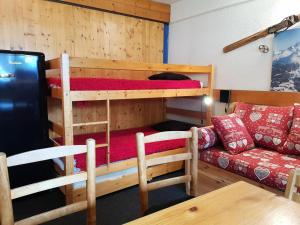 a living room with two bunk beds and a couch at Résidence Cascade - Studio pour 3 Personnes 41 in Arc 1600