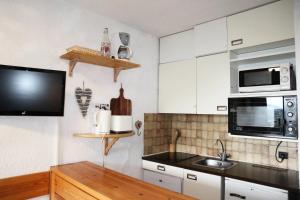 Kuchyňa alebo kuchynka v ubytovaní Résidence Le Cairn - Studio 4 personnes en cœur de station MAE-4914 + 7 fotografií