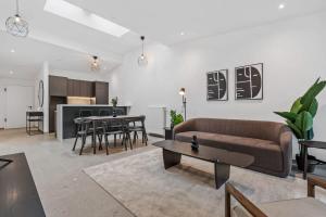 ein Wohnzimmer mit einem Sofa und einem Tisch in der Unterkunft Luxurious 2BR Apt with Balcony in Luxembourg in Luxemburg (Stadt)