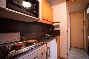 A cozinha ou cozinha compacta de PIERRAFORT G - Appartement PIERRAFORT 08 pour 3 Personnes 74