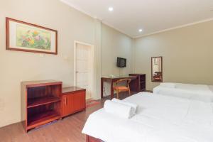 Giường trong phòng chung tại Urbanview Resort Botol Cisarua Puncak Bogor