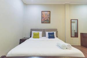 Giường trong phòng chung tại Urbanview Resort Botol Cisarua Puncak Bogor
