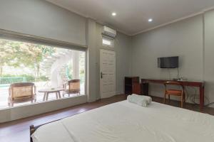 TV a/nebo společenská místnost v ubytování Urbanview Resort Botol Cisarua Puncak Bogor