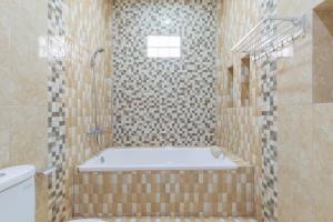 Phòng tắm tại Urbanview Resort Botol Cisarua Puncak Bogor
