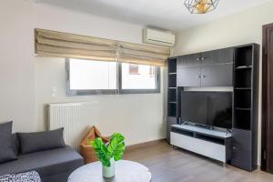 TV a/nebo společenská místnost v ubytování Comfort 1BR apt with amazing balcony at Piraeus