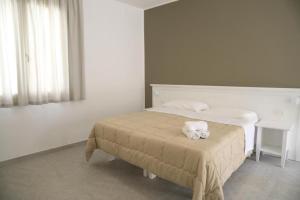 Un dormitorio con una cama con una toalla. en B&B Allison Tropea en Tropea