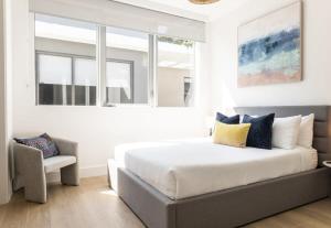 - une chambre avec un grand lit et une chaise dans l'établissement The Modernista 1 - Luxury Villa with Private Pool, à Miami