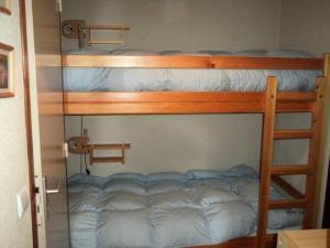 a couple of bunk beds in a room at Résidence Le Meale - Studio pour 4 Personnes 891 in Les Orres