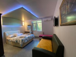 トラブゾンにあるCosy Park Apartmentの紫色の照明が備わるベッドルーム1室です。